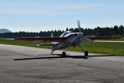 Denne ble designet for å fylle opp gapet som var på sortimentet til akrobatiske fly