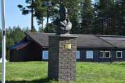 Ole Imerslund Reistad står det på statuen her, han var fra Furuset og var idrettsmann, flyger og offiser