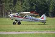 Piper SuperCub lander igjen, han har alle tre hjula plantet godt nede i gresset