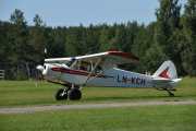 Det var Drammen Flyklubb som hadde den først og dem satte inn en større motor på 180 Hk. De solgte den i 1989 og da ble den stasjonert her på Starmoen