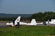 Dere skjønner sikkert nå at det er en dame som flyr et fly, men hvilket vet jeg ikke. Men seilflyet vi ser rett foran oss er en Pdps Pzl Bielsko SZD-22C Mucha som ble totalrestaurert i 2013. Den til høyre er en Allstar SZD-59-1 Acro
