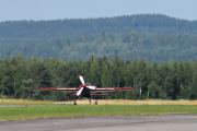 Men nå er det et fly til som skal ta av, og jeg kjenner på meg at han skal sikkert fly opp-ned