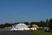 Tar et oversiktsbilde og legger merke til flyet helt bak, det er Cessna 182P Skylane