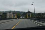 Nå kjører vi over Gjemselund bru som er en bjelkebro med et spenn på 200 meter. Brua går over Glomma og ble åpnet for trafikk i 1991