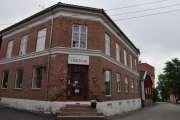 Frøken Herdahl i Øvrebyen, her selges det klær for den beviste men alminnelige kvinne. Navnet Frøken Herdahl har en kobling helt tilbake til førkrigstiden, da butikken var drevet av Otto Herdahl (derav navnet Herdahlsparken og Herdahlshjørnet)