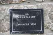 Dette er Kruttårnet som ble oppført i 1730 som vi ser på skiltet