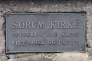 Vi er ved Sørum kirke som er en av Norges eldste kirker og er en langkirke