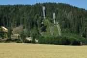 Her ser vi Gjerdrumsbakken, to hoppbakker med K-punkt 90 meter og K-punkt 60 meter. Gjerdrumsbakken ble åpnet i 1915 så her fant jeg en veteran