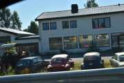 Her står veteranbilene på rekke og rad, se den tøffe bilen i butikkvinduet