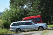 Disse Mercedes-ene er vanskelig å gjette, men kan være i 90 åra
