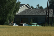 Her er det i hvert fall to spennende biler, den hvite er vel en Subaru eller Mazda og den til høyre må vel være en, ja si det