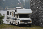 Jeg kjører veien helt inn til jeg ikke kommer lenger og der står det faktisk en gammel bobil. Det er en Ford Eldorado E350 fra 1991, så det vil si at om ett år er den en veteran