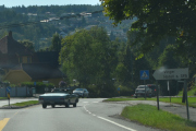 Men foran der har du et hvit bil på en henger, tror faktisk det også er en veteran eller kanskje ikke