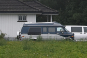 Men nå må vi videre og jeg passerer denne Van-en, det er en Chevrolet og jeg føler på meg at det er en veteran