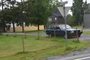 Her står det også en veteran, en Ford Granada til salgs, men jeg kjører for fort. Hadde jeg kjørt gamlebilen hadde vi sett salgsplakatene også