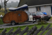 Vi må ta en titt på bilen også, når campingvogna er veteran må bilen være det også. Og ja, det er en Toyota Carina II DX fra 1985