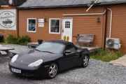 Rett utenfor ser jeg en Porsche 986 Boxster S fra 1999, kan faktisk unnskylde det at denne bilen ikke er veteran. Men om 9 år, tenk på det dere!