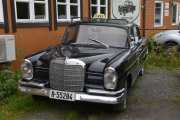 Årnes, hvor er det? Fortvil ikke, må bilen bli igjen tar du Taxi til nærmeste togstasjon. Og selvfølgelig for du anstendelig kyss ditt i en Mercedes-Benz 230 S fra 1967