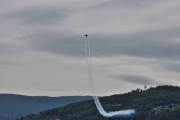 Den har 2x General Electric J85-17B turbojetmotorer som du kan se her