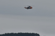 Men her dukker det opp en gammel kjenning, det er jo en Sea King som kommer