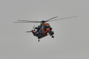 Det er Luftforsvaret redningstjeneste som kommer med sin Sea King nr. 074 som er en Westland Mk43B Sea King fra 1972