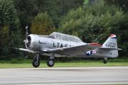Canadian Car and Foundry T-6 Harvard Mk.4 fra 1952 tar av, alle hjulene er oppe