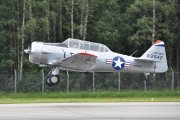 Canadian Car and Foundtry T-6 Harvard Mk.4 fra 1952 er i luften, snart så feller den inn hjulene
