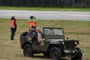 Det er de gutta der som sitter i en Ford Jeep fra 1953 som ser litt lure ut