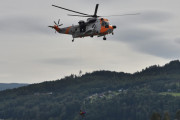 Nå holder han seg med bare en hånd igjen, er det pasienten som blir hentet nå?