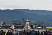 Hvor mange mennesker kan stå under rotorbladene til en Sea King, nå fikk jeg ikke med alle menneskene, så det er nytteløst å telle
