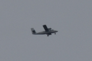 Det er så vidt jeg kan se Twin Otter`n høyt der oppe, men dem kan jo ikke hoppe riktig enda