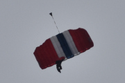 Moderne fallskjermhopping regnes for å være en svært sikker sport, det er jeg helt enig i. Det er strenge krav som er regulert av Norges Fallskjermforbund