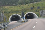 Jeg likte gamleveien bedre, men nå har vi det travelt så vi tar tunellene. Svartåstunnelen har to løp som er henholdsvis 1513 meter og 1551 meter lange. Den ble åpnet 3. juli 2020