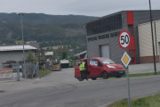 Men nå er vi framme og parkeringsvakten spør om jeg er en fotograf, og jeg svarer nei. Han henviser meg da til motsatt vei og jeg parkerer bilen. Det er en hyggelig kar og han forteller meg at det var 22 500 besøkende i fjor, så dem må organisere parkeringen