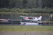 Dette passer meg bra, jeg har god tid og kan se meg omkring. Her ser vi LN-LMQ, som er en Cessna U206E Skywagon fra 1971. Fra 1964 til 1969 var U206 kjent som "Super Skywagon". Fra 1970 ble den kalt "Stationair", en sammentrekning av "Station Wagon of the Air"