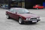 Jeg vet at jeg er på en flytur, men jeg må stoppe opp litt her. Det er en Jaguar fra rundt 1980, jeg vil gjette en Jaguar XJ6