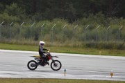 Hvis du er over 10 år så kan du kjøre en 85ccm, men jeg tør ikke gjette alderen på disse ungdommene