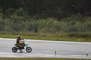 Så holder jeg litt avstand også, vil ha med flystripa
