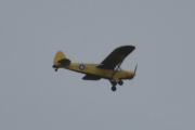 Mens jeg går her nede så ser jeg noen fly i luften også. Dette tror jeg er LN-TSX som er en Piper PA-18-95 Cub fra 1953 som Grenland Flyklubb eier