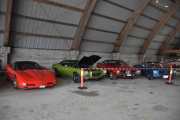 Vi fortsetter fra venstre, der står det en Chevrolet Corvette fra 1998, neste er en Chevrolet Camaro fra 1970, så har vi en Plymouth Cuda fra 1972, og den siste til høyre er en Ford Mustang convertible fra 1965
