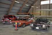 Det er nok Amcar Dragrace som er stikkordet her, men vi fortsetter fra venstre. Chevrolet Pick-up 3100 fra 1957, neste er en Plymouth Barracuda fra 1970. Den siste til høyre er Chevrolet Chevelle SS 454 fra 1972, den var litt rå da
