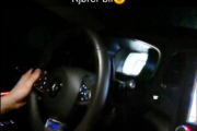 De kjører bil, og ikke hvilken som helst bil. Det er en Renault!
