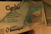 Men nå er mine Renault kunnskaper litt på tynn is igjen, men er det en sånn sidevindu greie som skal beskytte for vind når man er oppe i veldig høy fart?
