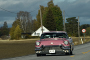 Men så kommer det en nydelig bil, det er en Cadillac Coupe fra 1957