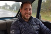 Men når jeg snur meg og ser blikket til junior, blir jeg beroliget. De sitter tross alt i samme bilen