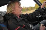 Nå blir jeg litt engstelig når Volvo-mannen titter på speedometeret og smiler litt. Jo, han faktisk smiler litt, jeg kjenner han :-)