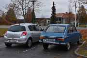 Gud så koselig vi har det nå, to Renault-er parkert ved siden av hverandre. Den til høyre er en Renault 16 TL fra 1971