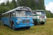 Ok, nå er det meg igjen. Skal vi begynne fra venstre? Det er en rutebuss type Volvo B-61597 fra 1963. Lastebilen til høyre er en Volvo FB 8846 fra 1970