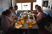 Maten er servert - Bon appetitt, dette skal smake nå
