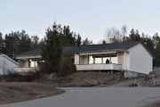 Tre fartsdumper så ser du dette huset her, mer husker jeg ikke før vi nærmer oss huset til junior